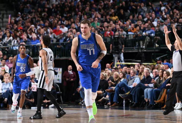  东契奇三双难救主，独行侠惜败太阳  