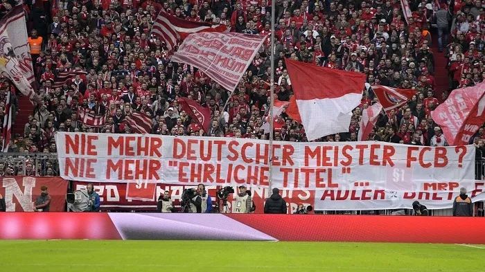  斯图加特球迷横幅抗议俱乐部转会操作  